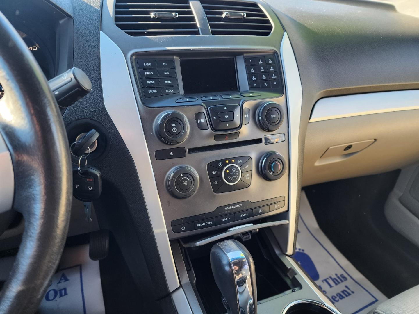 2015 Gray /Gray Ford Explorer XLT (1FM5K7D9XFG) with an 2.0 4CYL. engine, Automatic transmission, located at 1221 Madison St., Shelbyville, TN, 37160, (931) 680-9439, 0.000000, 0.000000 - Photo#7